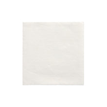 Μια PAPSTAR πετσέτα 1/4-πτυχή (24x24 cm, λευκή, "DAILY Collection", 20 κομμάτια) της PAPSTAR GmbH είναι στο κέντρο λευκής επιφάνειας, αχρησιμοποίητη με διακριτική υφή και ακόμη τυλιγμένη σε μεμβράνη για φρεσκάδα.