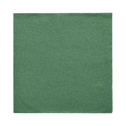 Eine schlichte grüne quadratische Serviette der PAPSTAR GmbH, Teil der 20 Servietten „DAILY Collection“ (1/4-Falz, 32x32 cm), verfügt über ein dezentes Strukturmuster – ideal für stilvolle Tischdekoration und präsentiert sich vor weißem Hintergrund.