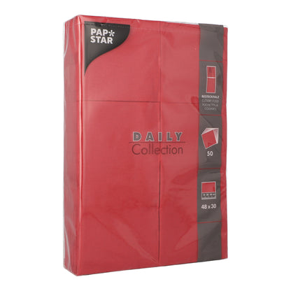Ένα πακέτο PAPSTAR 50 χαρτοπετσέτες «DAILY Collection» 48 cm x 30 cm με πτυχή για μαχαιροπίρουνα της PAPSTAR GmbH, τυλιγμένο σε διαφανές πλαστικό, παρουσιάζει λεπτομέρειες και χαρακτηριστικά προϊόντος με λευκά και γκρίζα γράμματα στη συσκευασία.