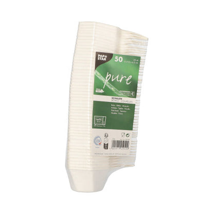 Μια συσκευασία με 50 λευκά εξάγωνα πιάτα για σνακ "pure" από ζαχαροκάλαμο της PAPSTAR GmbH – φιλικά προς το περιβάλλον πιάτα μιας χρήσης, ιδανικά για βιώσιμες συγκεντρώσεις.