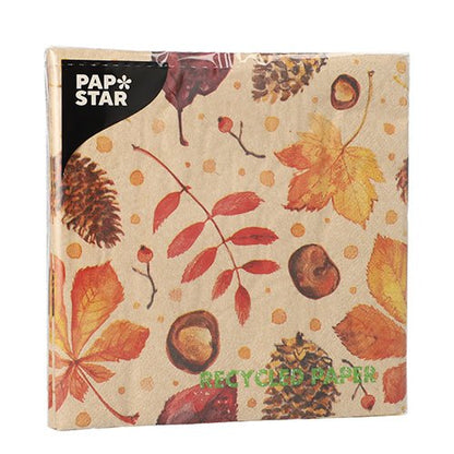 Μια συσκευασία PAPSTAR 20 χαρτοπετσέτες, 33x33 εκ., τριπλής στρώσης, σε φυσικό χρώμα, με μοτίβο φθινοπωρινών φύλλων και βελανιδιών. Με τη μαύρη ετικέτα «PAP STAR» στην επάνω αριστερή γωνία της συσκευασίας. Από PAPSTAR GmbH. Κατασκευασμένο από ανακυκλωμένο χαρτί.
