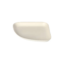 Απεικονίζεται ένα λευκό, τριγωνικό PAPSTAR πιάτο από ζαχαροκάλαμο (13x13 cm, 1/4) από τη σειρά "Belle Vie" σε λευκό φόντο. Το φιλικό προς το περιβάλλον πιάτο μιας χρήσης (24 τεμάχια) της PAPSTAR GmbH έχει στρογγυλεμένες άκρες και συσκευάζεται σε συρρικνωμένο φιλμ.