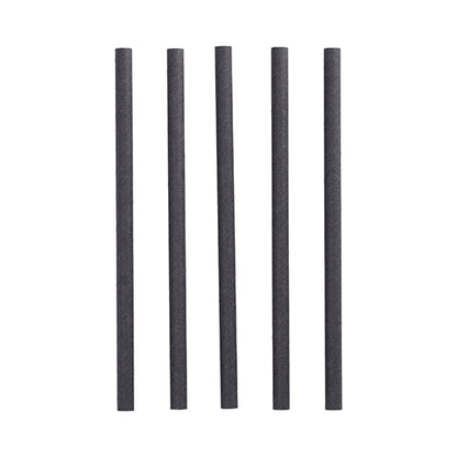Fünf schwarze zylindrische PAPSTAR 100 Shake-Halme Papier Ø 10 mm · 21 cm der PAPSTAR GmbH stehen senkrecht in einer Reihe vor weißem Hintergrund – ideal für umweltbewusste Gastgeber.