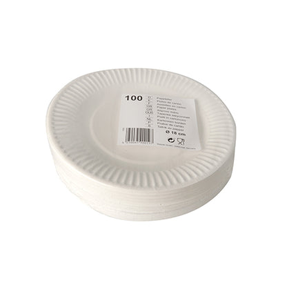 Μια στοίβα πιάτων Starpak 100, στρογγυλά, λευκά, από χαρτόνι, με κυματιστό άκρο και ετικέτα γραμμωτού κώδικα, που δηλώνει 100 πιάτα με διάμετρο 23 cm το καθένα.