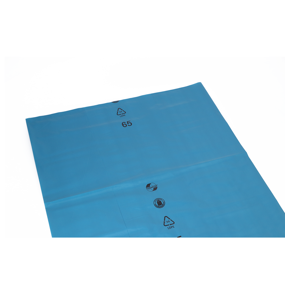 Die DEISS 90036 (850x1250x0,06 mm, blau) von EMIL DEISS KG ist eine große blaue Kunststofffolie mit Recycling-Symbolen und der Zahl 65 in schwarz, ideal für professionelle Abfallsäcke. Abgebildet auf einfarbig weißem Hintergrund. Karton enthält 200 Stück.