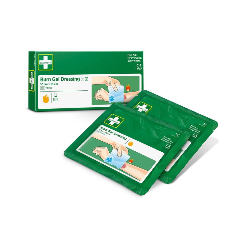 Δύο πράσινες συσκευασίες Cederroth Verbrennungsgel-Verband 10x10 cm, 2er-Pack από την Orkla Wound Care AB απεικονίζονται μπροστά από το κουτί, στο οποίο φαίνονται χέρια που εφαρμόζουν τον επίδεσμο, καθώς και σύμβολα για πιστοποίηση CE, απουσία λατέξ και πρώτες βοήθειες σε εγκαύματα.