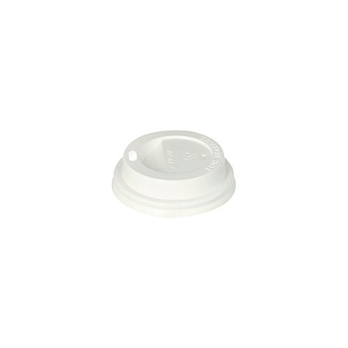 Το Starpak 50 Dom-Deckel PS «To Go» Runddeckel (λευκό, Ø 6 cm, 2 cm) για ποτήρια μιας χρήσης απεικονίζεται σε λευκό φόντο. Χάρη στο ασφαλές κλείσιμο και το μικρό άνοιγμα για πόση, είναι ιδανικό ως συσκευασία για take-away. 50 τεμάχια.