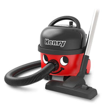 Der Henry Compact Staubsauger HVR160-11 von Numatic International GmbH ist ein rot-schwarzer Kanistersauger mit dem Namen "Henry" auf der Oberseite, einem lächelnden Gesicht, einem flexiblen Schlauch und einem silber-schwarzen Bodenaufsatz.