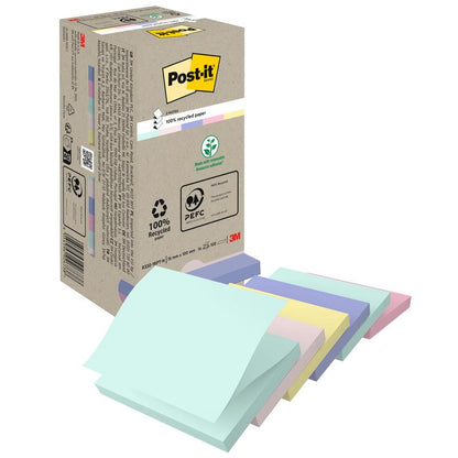 Ένα κουτί με 3M Post-it® Recycling Z-Notes (76x76 mm, 100 φύλλα, 100% PEFC) βρίσκεται δίπλα σε πέντε παστέλ στοίβες - μπλε, πράσινο, κίτρινο, ροζ και μοβ. Στο χάρτινο κουτί απεικονίζονται σύμβολα ανακύκλωσης και πιστοποίησης.