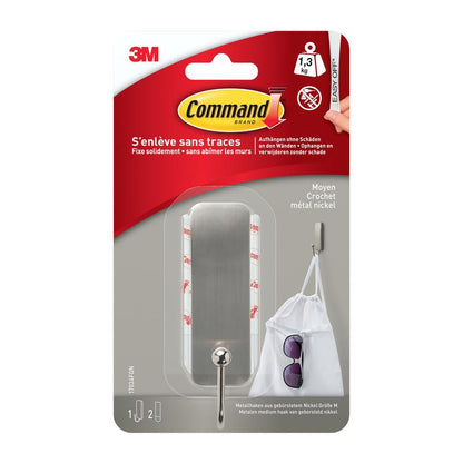 Ο μεσαίου μεγέθους Command™ μεταλλικός γάντζος σε βουρτσισμένο νικέλιο (17034) από την 3M Deutschland GmbH εμφανίζεται στην αρχική συσκευασία με γάντζο και 2 ταινίες. Η ικανότητα φόρτωσης είναι 1,3 κιλά, απεικονίζεται με μια τσάντα στον γάντζο στη συσκευασία.