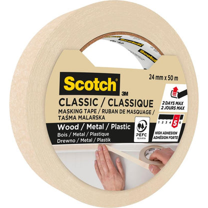 Ένας ρόλος 3M Scotch® Classic ταινία κάλυψης, 24 mm x 50 m, 70% PEFC (SGSCH-COC-110078), ιδανική για βαφές και ανακαινίσεις σε ξύλο, μέταλλο, πλαστικό. Η υψηλή κολλητικότητα διαρκεί έως δύο ημέρες. Η εικόνα δείχνει ένα χέρι που εφαρμόζει την ταινία.