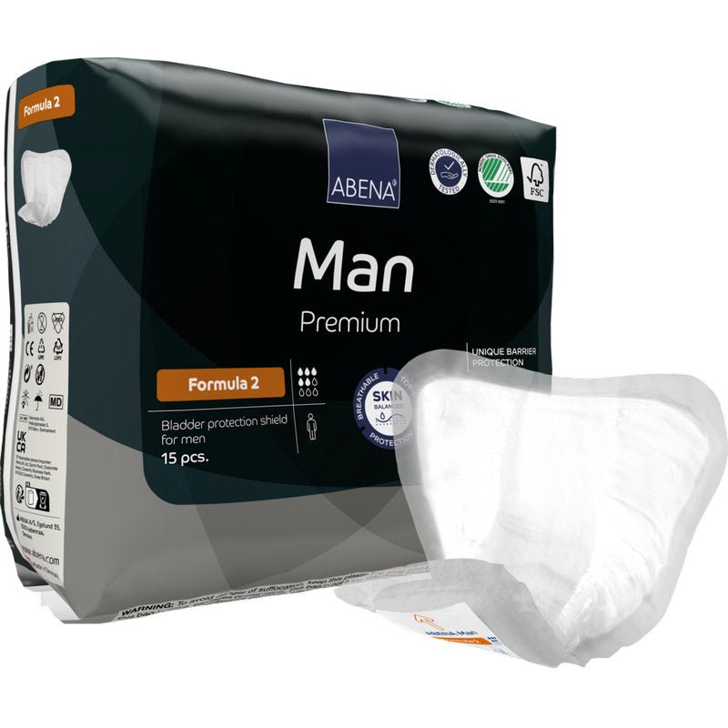Απεικονίζεται μια συσκευασία ABENA Man Formula Premium της Abena Re-Seller GmbH με ένα σήμα στο προσκήνιο. Η συσκευασία περιέχει 15 τεμάχια και αναδεικνύει τις φιλικές προς το δέρμα και προστατευτικές ιδιότητες φραγμού.