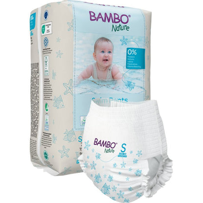 Οι πάνες κολύμβησης Bambo Nature, μέγεθος S, 7-12 kg (12 κομμάτια) από την Abena Re-Seller GmbH δείχνουν ένα παιδί που κολυμπά στο μπροστινό μέρος και ένα μαγιό με ανοιχτό μπλε μοτίβα αστερία και κοχυλιών - ιδανικό για τη διασκέδαση του μωρού σας στο νερό!.