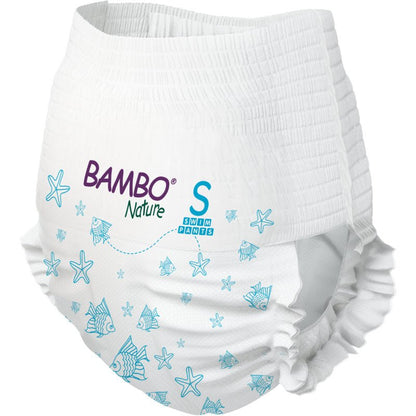 Οι πάνες κολύμβησης Bambo Nature, μέγεθος S, 7-12 kg (πακέτο με 12 κομμάτια) από την Abena Re-Seller GmbH είναι λευκές πάνες κολύμβησης με μπλε μοτίβα ψαριών και αστερία καθώς και ελαστική ζώνη και τελειώματα στα πόδια. Ιδανικό για μωρά.