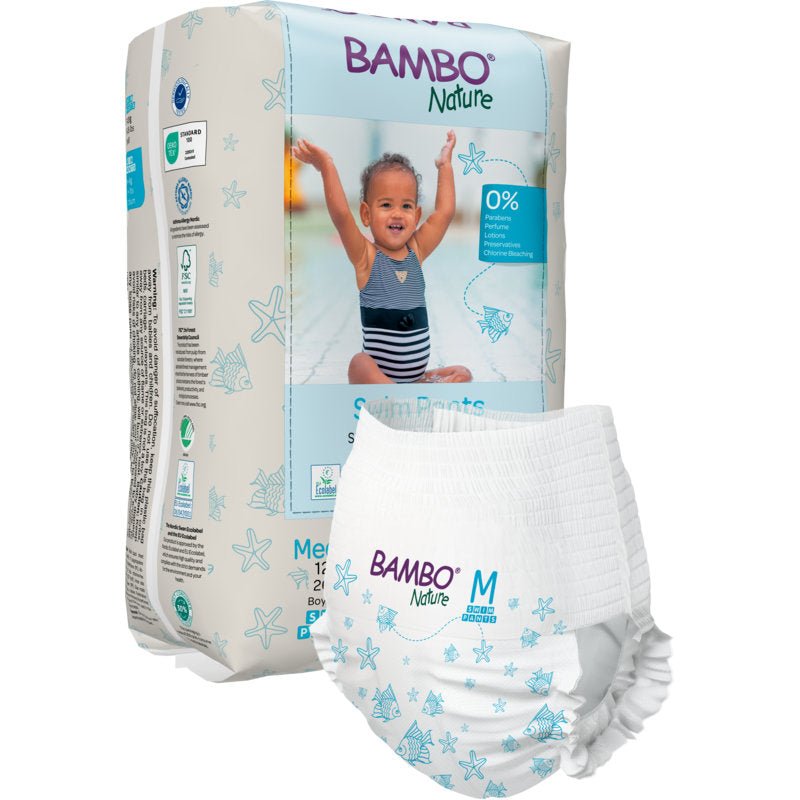 Ένα πακέτο Bambo Nature Schwimmwindel, Gr. M, 12+ kg (12 τεμάχια) από την Abena Re-Seller GmbH απεικονίζεται μπροστά με μια κολυμβητική πάνα και δείχνει ένα χαμογελαστό παιδί με μαγιό και υψωμένα χέρια στη συσκευασία.