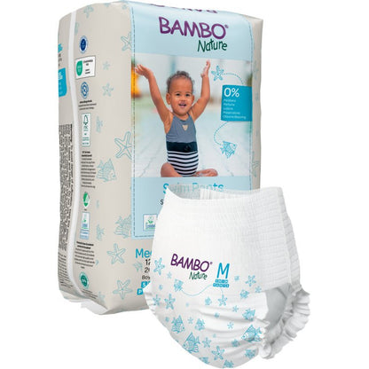 Ένα πακέτο Bambo Nature Schwimmwindel, Gr. M, 12+ kg (12 τεμάχια) από την Abena Re-Seller GmbH απεικονίζεται μπροστά με μια κολυμβητική πάνα και δείχνει ένα χαμογελαστό παιδί με μαγιό και υψωμένα χέρια στη συσκευασία.