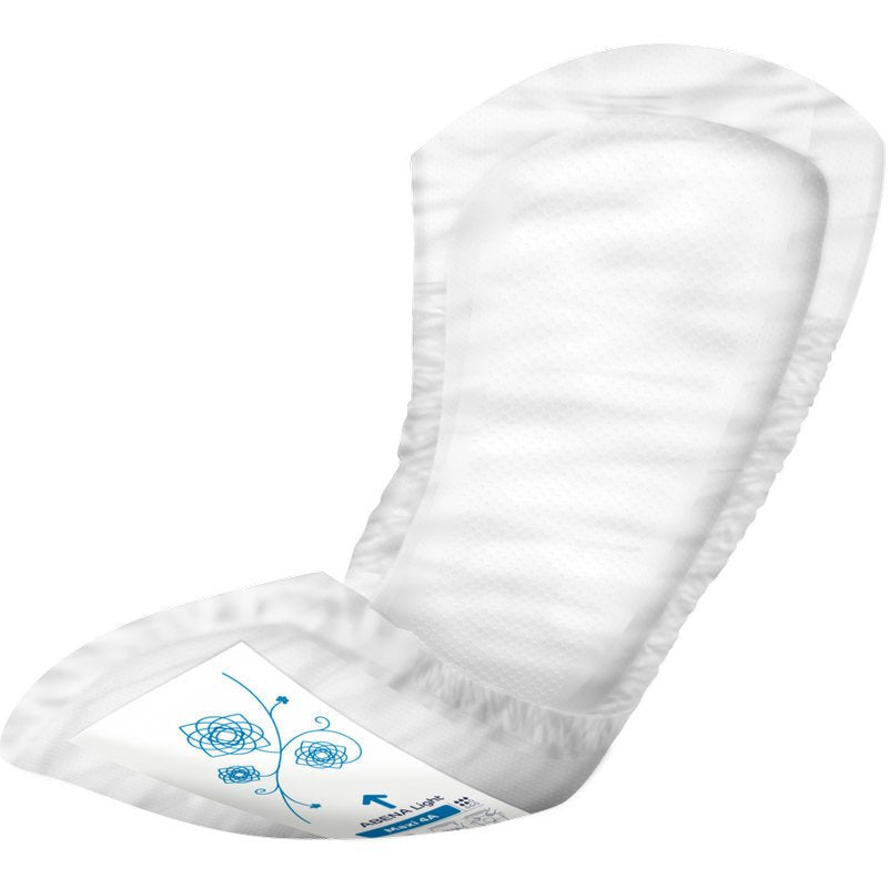 Η κοντινή λήψη μιας ABENA Light Maxi 4A, Premium Σλιπένιες της Abena Re-Seller GmbH (συσκευασία με 8 τεμάχια) δείχνει μια περιγραμμισμένη, απορροφητική λευκή επίθεμα με μπλε λουλουδάτο μοτίβο και αυτοκόλλητη ταινία, ιδανική για προστασία ακράτειας.