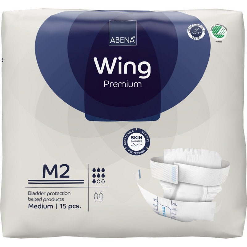 Μια συσκευασία ABENA Wing Premium από την Abena Re-Seller GmbH προσφέρει κορυφαία προστασία για μεσαία ανάγκη της ουροδόχου κύστης. Η λευκή συσκευασία με μπλε πινελιές, στην οποία απεικονίζεται ένα προϊόν, περιέχει 15 κομμάτια.