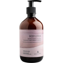 Μια καφέ αντλία μπουκαλιού ENA Living Body Lotion (500 ml) από την Abena Re-Seller GmbH, με φυσικά έλαια από κέδρο, γλυκό πορτοκάλι και λεβάντα καθώς και καταπραϋντική αλόη βέρα - ιδανική για την καθημερινή φροντίδα. Διατίθεται σε κουτί με 8 συσκευασίες.