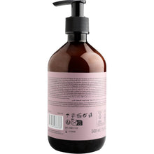 Μια καφέ πλαστική αντλία μπουκαλιού της ENA Living Body Lotion (500 ml) από την Abena Re-Seller GmbH, απεικονισμένη από πίσω με ροζ ετικέτα με κείμενο, σύμβολα ανακύκλωσης, γραμμωτό κώδικα και όγκο. Σχεδιασμένη για την καθημερινή φροντίδα του σώματος.