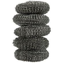 Eine Packung mit fünf 16 g Topfreiniger Scheuerpads der Abena Re-Seller GmbH, jeweils in Scheibenform und aus gewickeltem Metalldraht - perfekt für die Küchenreinigung und das Schrubben von Töpfen und Pfannen.