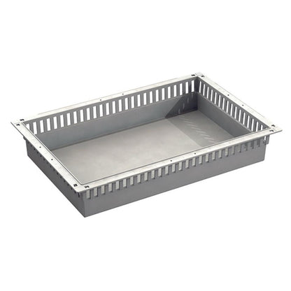 Ein graues, rechteckiges Novocal ABS Modul-Tablett mit belüfteten Seiten, flachem Boden und gleichmäßig verteilten vertikalen Schlitzen am Rand; mit Schubladenstopps und unterteilbar.