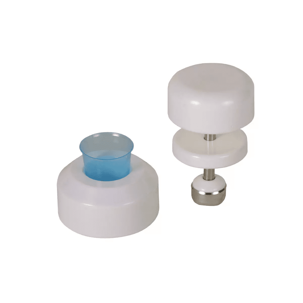 Σε ένα λευκό φόντο φαίνονται δύο λευκά κουζινικά εργαλεία από πλαστικό. Το εργαλείο στα αριστερά έχει κυλινδρικό σχήμα με μια μπλε πλαστική ένθεση, ενώ το εργαλείο στα δεξιά είναι ένα AMPri θραυστήρας δισκίων για ιατρικά ποτήρια της AMPri Handelsgesellschaft mbH, το οποίο αποτελείται από δύο λευκούς δίσκους που συνδέονται με μια μεταλλική βάση από ανοξείδωτο ατσάλι.