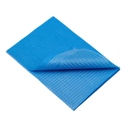 Μια διπλωμένη μπλε κάλυψη από ανθεκτικό, υφαντό υλικό φαίνεται μπροστά από ένα απλό λευκό φόντο. Έχει ορατή υφή και ενισχυμένες άκρες που μοιάζουν με την υφή των AMPri Dental μίας χρήσης πετσετών ασθενών 33 x 45 cm της AMPri Handelsgesellschaft mbH.