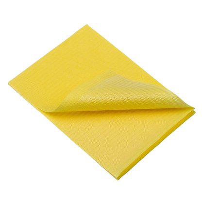 Μια διπλωμένη κίτρινη πετσέτα καθαρισμού, παρόμοια με τις AMPri Dental μίας χρήσης πετσέτες ασθενών της AMPri Handelsgesellschaft mbH, βρίσκεται σε λευκό φόντο. Η δομημένη επιφάνειά της και το μαλακό, απορροφητικό υλικό υποδηλώνουν ευελιξία σε διάφορες εργασίες καθαρισμού.
