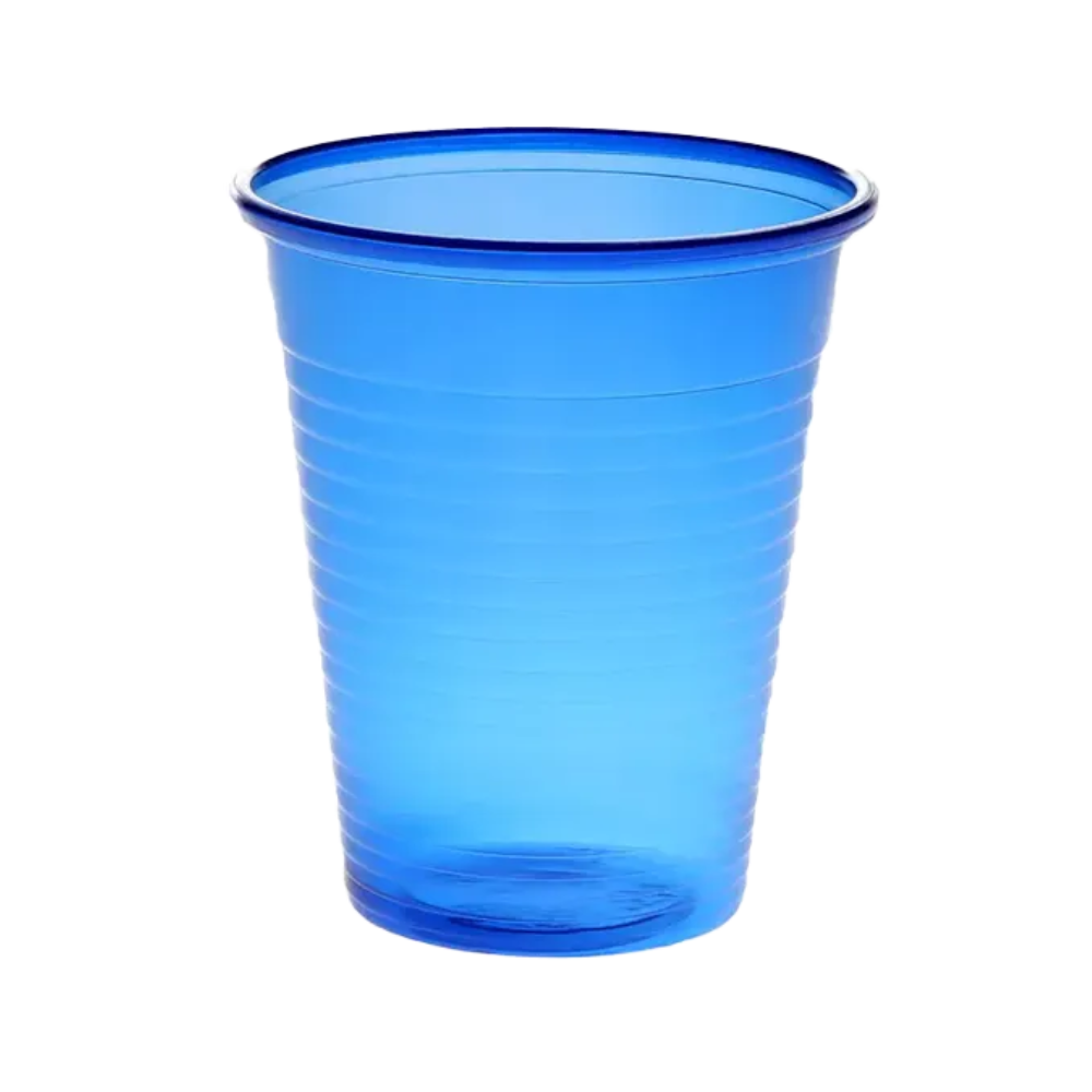 Το ποτήρι στοματικού διαλύματος AMPri Dental PP της AMPri Handelsgesellschaft mbH έχει μια έντονη μπλε απόχρωση, που είναι χαρακτηριστική για τα ποτήρια μιας χρήσης που χρησιμοποιούνται σε οδοντιατρεία. Αυτό το ποτήρι των 180 ml από ημιδιαφανές πολυπροπυλένιο έχει ένα λεπτό, κυλινδρικό σχέδιο με απαλά εκτεταμένο χείλος και οριζόντιες ραβδώσεις, που όλα παρουσιάζονται μπροστά από ένα απλό λευκό φόντο.