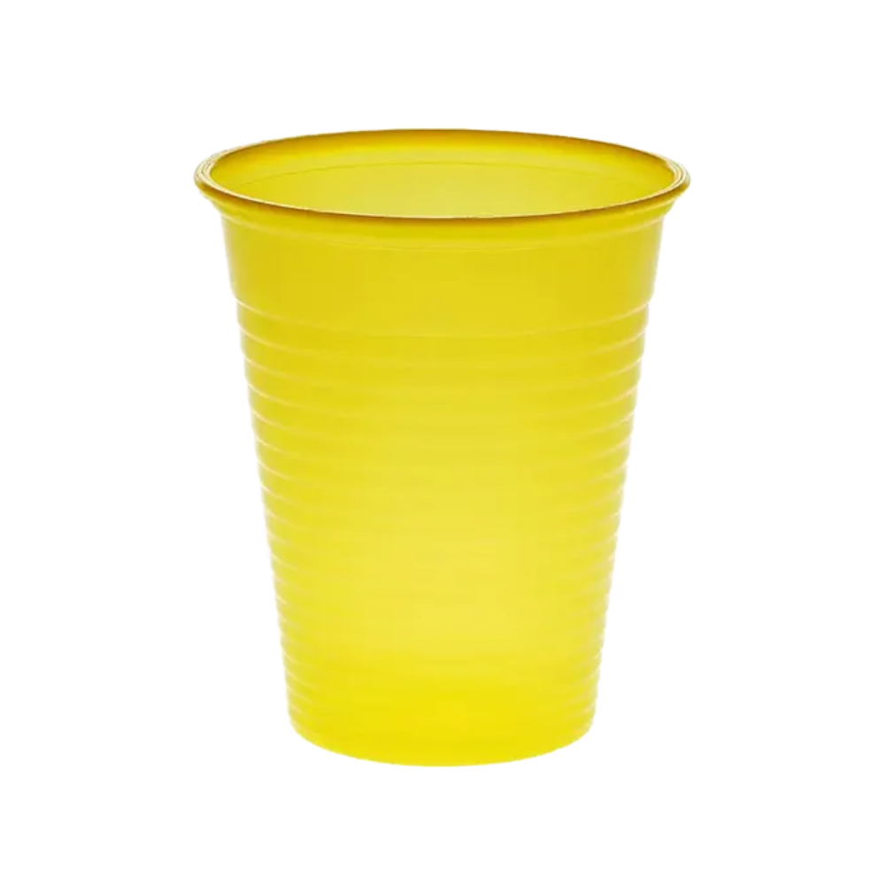 Ένα κίτρινο ποτήρι μιας χρήσης AMPri Dental από πολυπροπυλένιο με κάθετες ραβδώσεις στέκεται όρθιο μπροστά από ένα απλό λευκό φόντο. Ιδανικό για χρήση σε οδοντιατρεία ως ποτήρι μιας χρήσης.