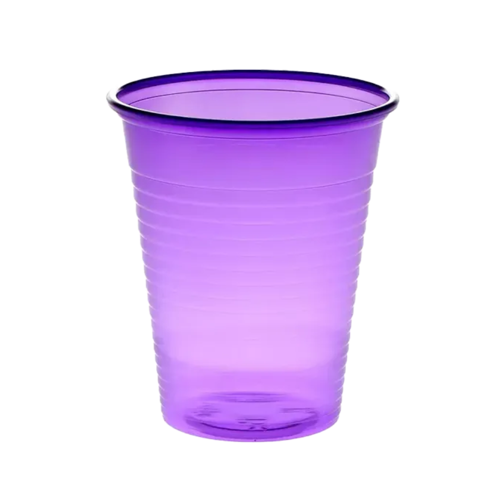 Μπροστά από ένα απλό λευκό φόντο φαίνεται ένα AMPri Dental PP ποτήρι στοματικού διαλύματος, ένα ημιδιαφανές μοβ πλαστικό ποτήρι από πολυπροπυλένιο. Το ποτήρι χρησιμοποιείται συχνά σε οδοντιατρεία ως ποτήρι μιας χρήσης και έχει φαρδύ χείλος και κάθετες ραβδώσεις κατά μήκος του σώματός του.