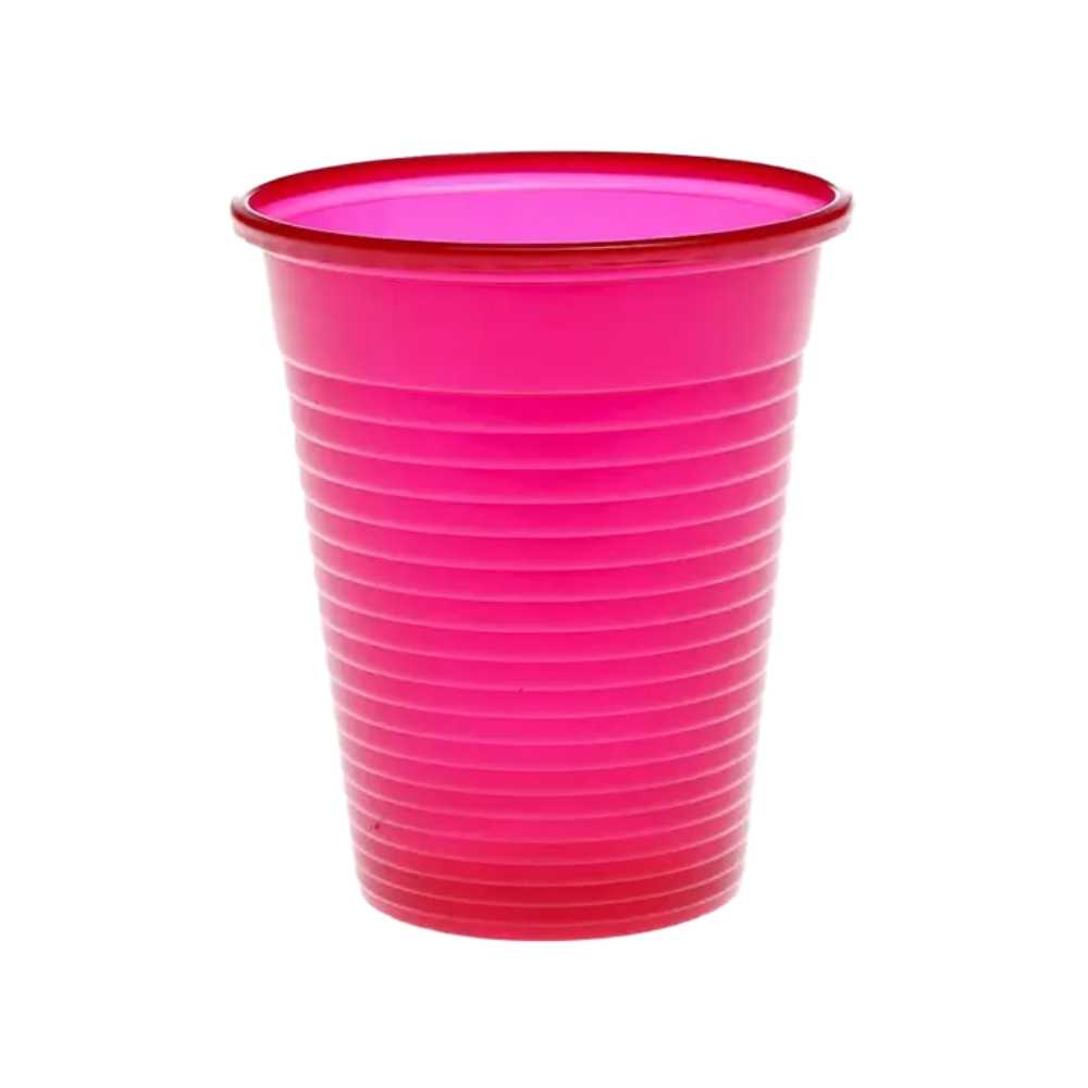 Ένα φωτεινό ροζ ποτήρι AMPri Dental PP από πολυπροπυλένιο με οριζόντιες ραβδώσεις παρουσιάζεται μπροστά από ένα απλό λευκό φόντο.