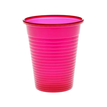 Ένα φωτεινό ροζ ποτήρι AMPri Dental PP από πολυπροπυλένιο με οριζόντιες ραβδώσεις παρουσιάζεται μπροστά από ένα απλό λευκό φόντο.