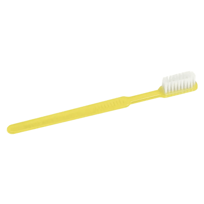 Μια κίτρινη AMPri MED-COMFORT Dental PS Μίας Χρήσης Οδοντόβουρτσα με οδοντόκρεμα από πλαστικό με λευκές τρίχες παρουσιάζεται σε απλό λευκό φόντο, υπογραμμίζοντας την ευκολία στην οδοντική φροντίδα.