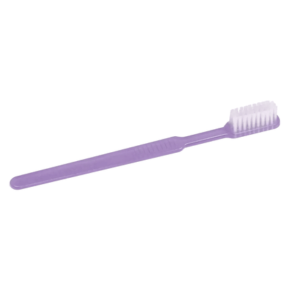 Σε λευκό φόντο φαίνεται μια μοβ AMPri MED-COMFORT Dental PS Μίας Χρήσης Οδοντόβουρτσα με μακρύ, ίσιο χερούλι και λευκές τρίχες - ιδανική για την οδοντική φροντίδα σε ταξίδια.