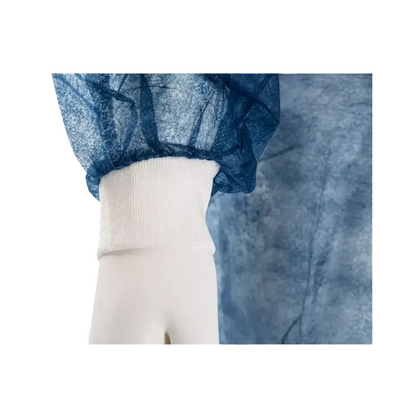 Κοντινό πλάνο του χεριού μιας κούκλας βιτρίνας που φορά ένα μπλε, ημιδιαφανές ένδυμα με μια λευκή ελαστική μανσέτα. Αυτή η AMPri MED-COMFORT PP μιας χρήσης επισκέπτη ρόμπα για δέσιμο με πλεκτές μανσέτες, κατασκευασμένη από την AMPri Handelsgesellschaft mbH, είναι φτιαγμένη από τσαλακωμένο υλικό πολυπροπυλενίου και προσφέρει άνετη εφαρμογή γύρω από τον καρπό.