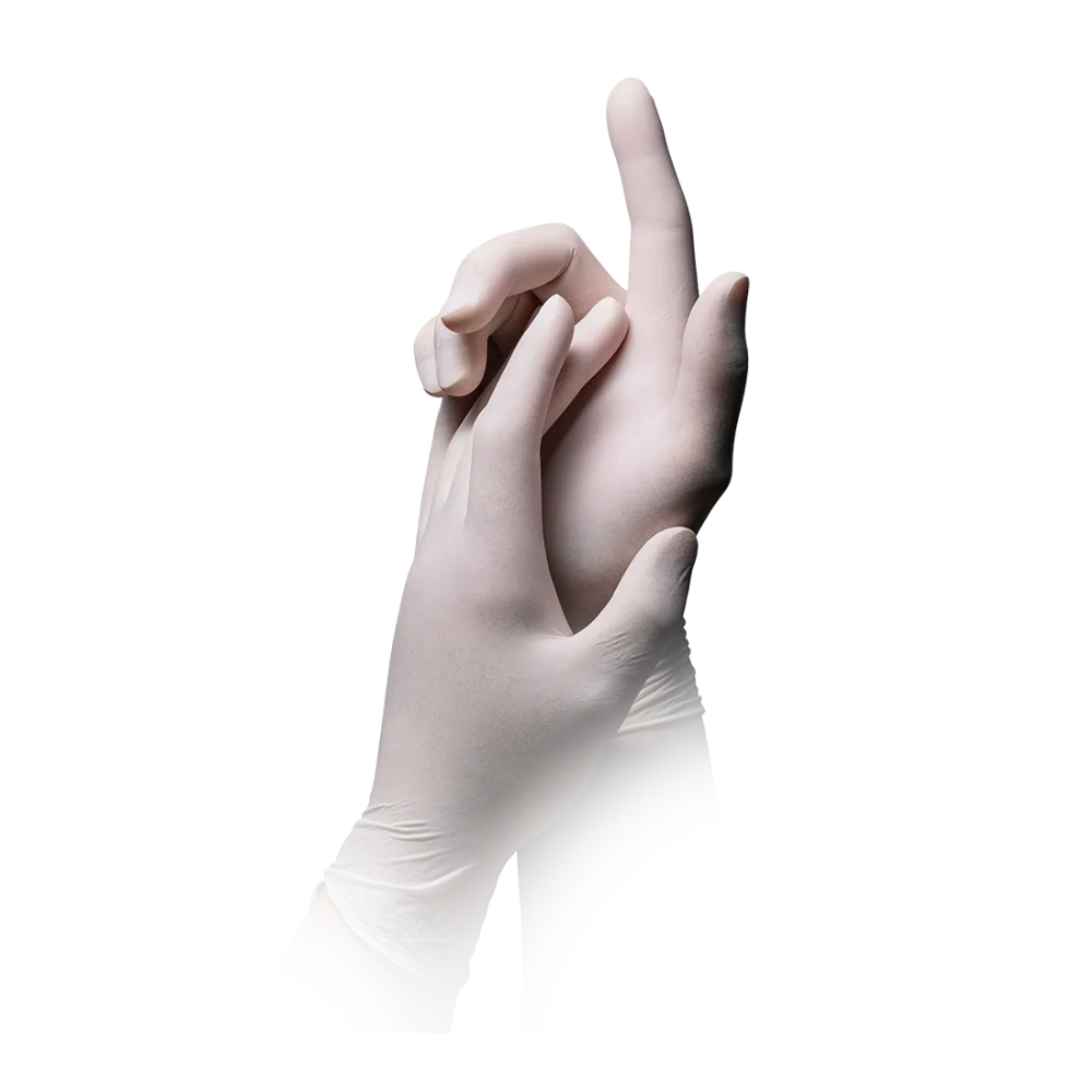 Nahaufnahme von zwei Händen mit AMPri MED-COMFORT Premium Grip Latexhandschuhen, weiß von AMPri Handelsgesellschaft mbH vor weißem Hintergrund. Die rechte Hand ist leicht gebeugt und die linke Hand berührt das rechte Handgelenk, was den Prozess des Anziehens oder Anpassens der Handschuhe andeutet.