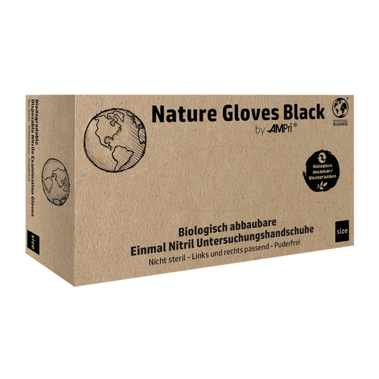 Ein Karton mit der Aufschrift „AMPri Nature Gloves BLACK Nitrilhandschuhe Biologisch abbaubar“ der AMPri Handelsgesellschaft mbH wird ausgestellt. Er enthält Bilder eines Globus und ein Logo für biologische Abbaubarkeit. Der deutsche Text auf dem Karton beschreibt diese schwarzen biologisch abbaubaren Nitrilhandschuhe und hebt ihre hohe Beständigkeit gegen Chemikalien und biologischen Schutz hervor.