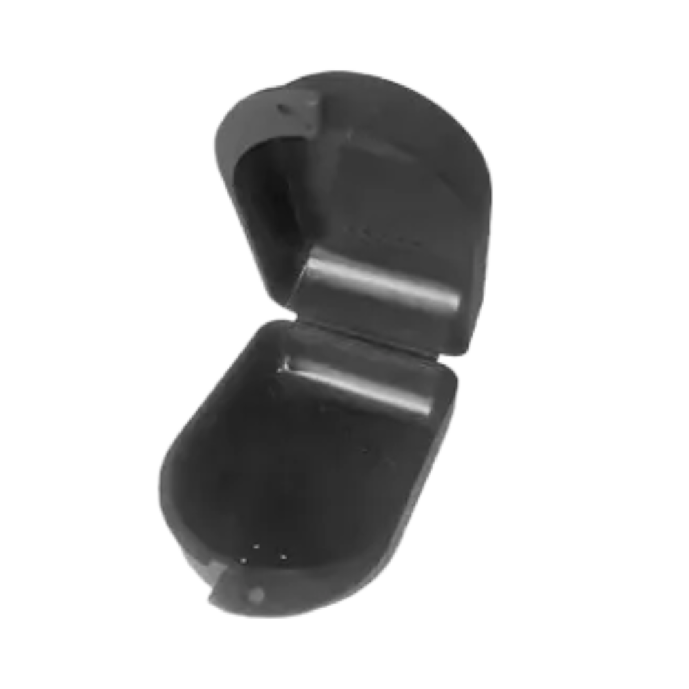 Μια κομψή μαύρη ανοιχτή σταθμός δολώματος για ποντίκια από ανθεκτικό πολυπροπυλένιο με ημικυκλικό καπάκι και βάση. Είναι σχεδιασμένη για να κρατάει τα δολώματα με ασφάλεια στο εσωτερικό της, παρόμοια με ένα κουτί αποθήκευσης ορθοδοντικών συσκευών AMPri PP Dental.