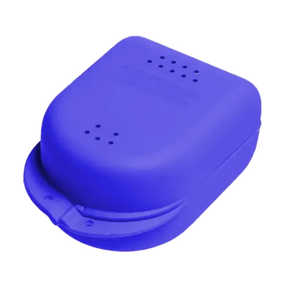 Το κουτί αποθήκευσης ορθοδοντικών συσκευών AMPri PP Dental για παιδιά, διαθέσιμο σε διάφορα χρώματα και με διαστάσεις 90 x 60 x 45 cm, είναι ένα μπλε, ορθογώνιο κουτί αποθήκευσης με καπάκι από ανθεκτικό πολυπροπυλένιο. Διαθέτει μικρούς αεραγωγούς στην κορυφή και είναι σχεδιασμένο για ανθεκτικότητα και λειτουργικότητα.