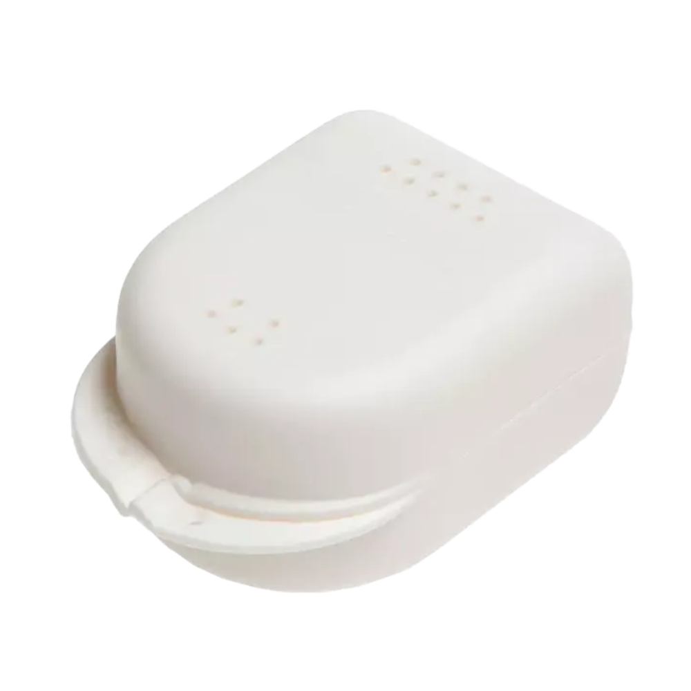 Αυτό το κουτί αποθήκευσης ορθοδοντικών συσκευών AMPri PP Dental για παιδιά 90 x 60 x 45 cm, που προσφέρεται από την AMPri Handelsgesellschaft mbH, είναι ένας λευκός, ορθογώνιος περιέκτης από πολυπροπυλένιο με καπάκι και μικρούς αεραγωγούς πάνω και στα πλάγια, καθιστώντας το ιδανικό για αποθήκευση ή μεταφορά. Διατίθεται σε διάφορα χρώματα και συσκευάζεται σε σετ 14 τεμαχίων.