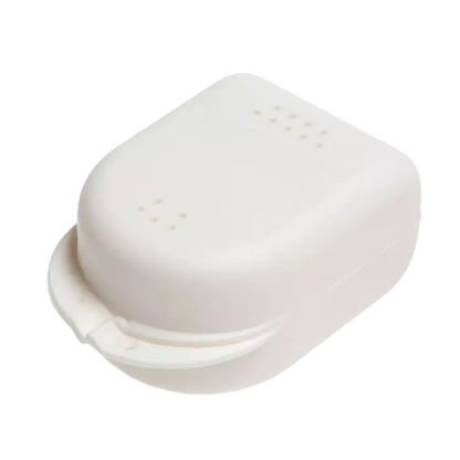 Αυτό το κουτί αποθήκευσης ορθοδοντικών συσκευών AMPri PP Dental για παιδιά 90 x 60 x 45 cm, που προσφέρεται από την AMPri Handelsgesellschaft mbH, είναι ένας λευκός, ορθογώνιος περιέκτης από πολυπροπυλένιο με καπάκι και μικρούς αεραγωγούς πάνω και στα πλάγια, καθιστώντας το ιδανικό για αποθήκευση ή μεταφορά. Διατίθεται σε διάφορα χρώματα και συσκευάζεται σε σετ 14 τεμαχίων.