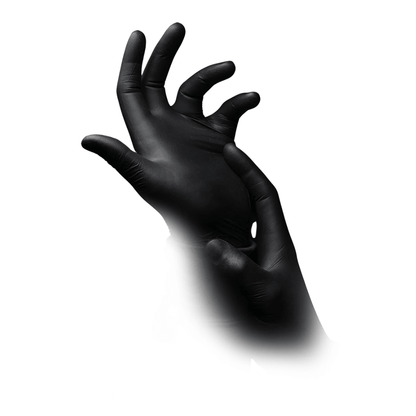Ένα ζευγάρι χέρια που φοράνε AMPri STYLE BLACK Nitrilhandschuhe puderfrei von MED-COMFORT της AMPri Handelsgesellschaft mbH. Τα μαύρα γάντια είναι τοποθετημένα έτσι ώστε το ένα χέρι να κρατάει τον καρπό του άλλου, μπροστά από ένα απλό λευκό φόντο.