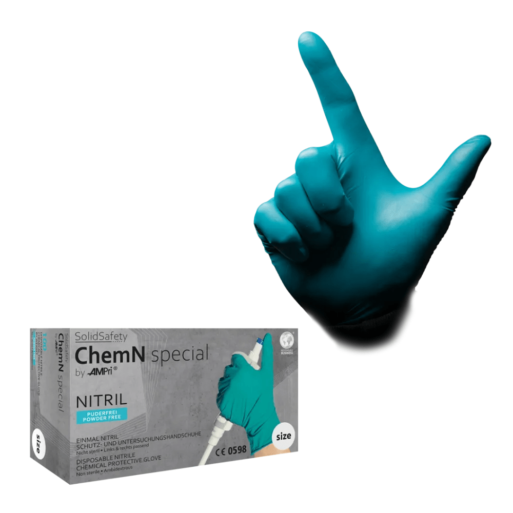 Ένα μπλε γάντι νιτριλίου από τη συλλογή AMPri SolidSafety ChemN Special Nitril Chemikalienschutzhandschuhe φοριέται σε ένα χέρι που σχηματίζει ένα «L» με τον αντίχειρα και τον δείκτη. Κάτω υπάρχει ένα κουτί με την επιγραφή «AMPri SolidSafety ChemN Special», το οποίο περιέχει ανθεκτικά στα χημικά γάντια νιτριλίου μιας χρήσης της AMPri Handelsgesellschaft mbH.