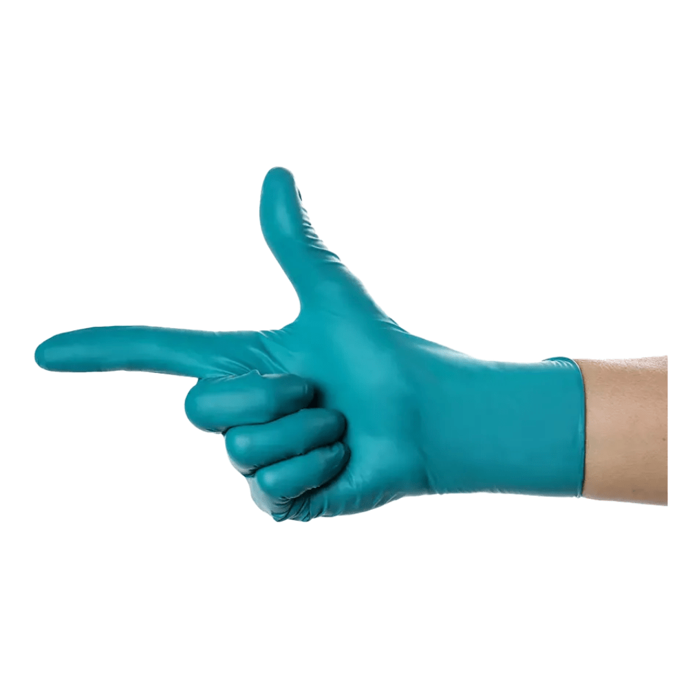 Ένα χέρι με ένα γάντι AMPri SolidSafety ChemN Special Nitril Chemikalienschutzhandschuh της AMPri Handelsgesellschaft mbH βρίσκεται μπροστά από ένα λευκό φόντο. Τα δάχτυλα είναι τεντωμένα και ελαφρώς λυγισμένα σε μια χειρονομία δαχτυλοπιστολιού, με τον αντίχειρα προς τα πάνω και τον δείκτη προς τα εμπρός, υπογραμμίζοντας την εξαιρετική αντοχή του γαντιού στα χημικά.