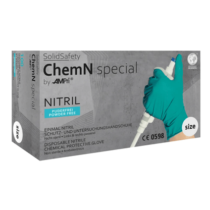 Η εικόνα δείχνει μια συσκευασία AMPri SolidSafety ChemN Special Nitril Chemikalienschutzhandschuhe της AMPri Handelsgesellschaft mbH. Περιέχει μια εικόνα ενός χεριού με γάντι που κρατά ένα εργαστηριακό όργανο και κείμενα όπως «χωρίς πούδρα», «ανθεκτικό σε χημικά» και «όχι αποστειρωμένο, φορέσιμο και στα δύο χέρια».