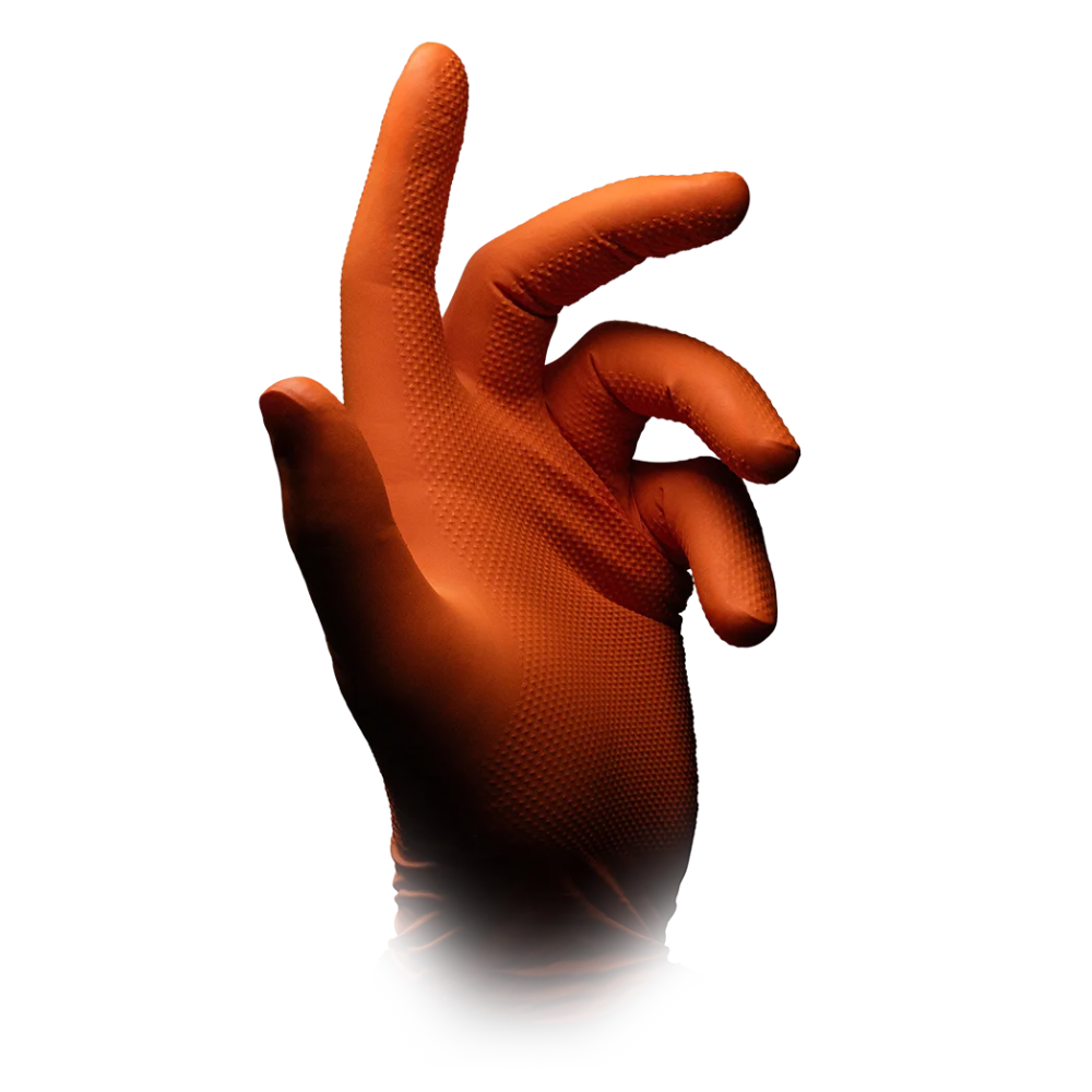 Ένα χέρι με πορτοκαλί γάντι από νιτρίλιο, παρόμοιο με τα γάντια χημικής προστασίας AMPri SolidSafety High Grip Orange από νιτρίλιο της AMPri Handelsgesellschaft mbH, φαίνεται σε λευκό φόντο. Τα δάχτυλα είναι ελαφρώς καμπυλωμένα, σαν να κάνουν χειρονομίες ή να κρατούν κάτι, και η υφή της επιφάνειας του γαντιού υποδεικνύει την καταλληλότητά του για χρήση στη βιομηχανία τροφίμων.