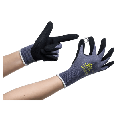 Δύο χέρια με AMPri SolidSafety Tough Air υπερελαφριά γάντια συναρμολόγησης της AMPri Handelsgesellschaft mbH βρίσκονται σε λευκό φόντο. Ένα χέρι δείχνει με το δάχτυλο, ενώ το άλλο κρατάει ένα μικρό μεταλλικό δαχτυλίδι. Αυτά τα σκούρα δομημένα γάντια ασφαλείας είναι εξοπλισμένα με κείμενο και σύμβολα και διαθέτουν επίπεδο αντοχής στην τριβή 4 για εξαιρετική ανθεκτικότητα.