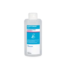 Το διάφανο πλαστικό μπουκάλι 500 ml της Dr. Schumacher GmbH Aseptoman® Gel αντισηπτικού χεριών είναι εξοπλισμένο με μια μπλε-λευκή ετικέτα με κόκκινες πινελιές και ένα σύμβολο χεριού στο μπροστινό μέρος.